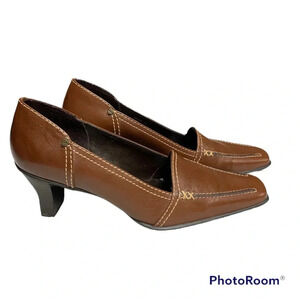 Nicole brown heeled shoes size 7M. Very little wear classic closet staple